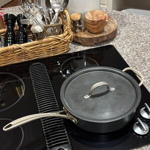 Hard-Anodized Cookware with Lid